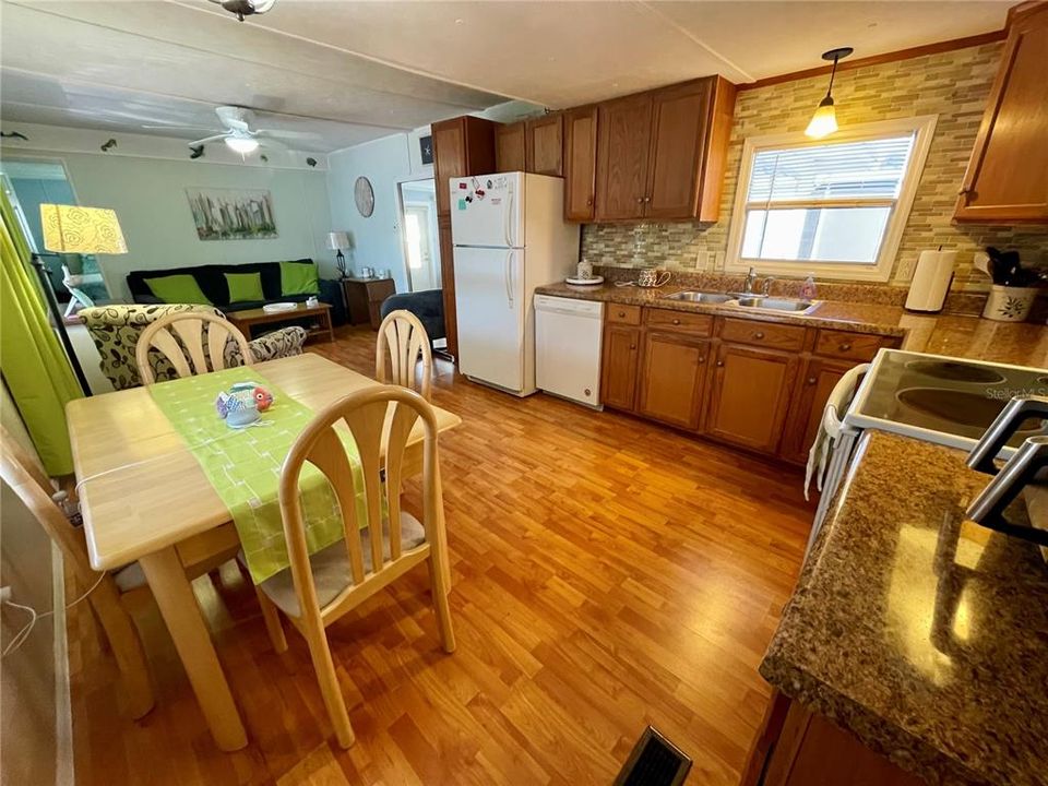 For Sale: $99,900 (2 beds, 1 baths, 872 Square Feet)