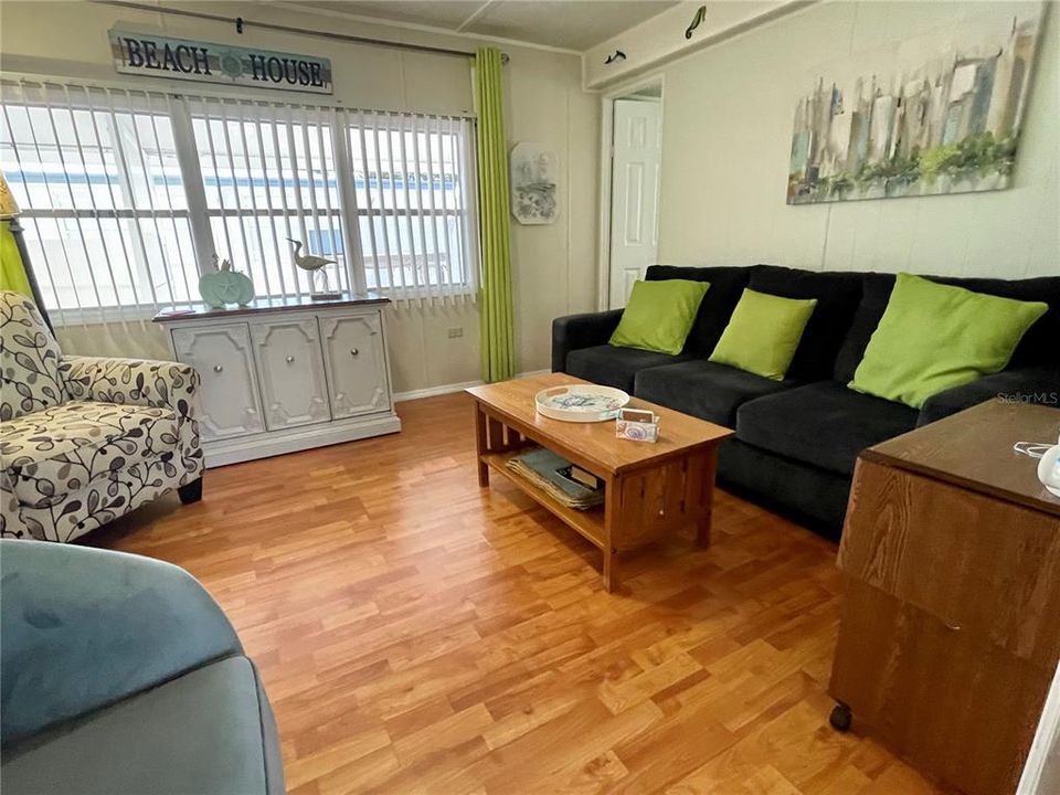 For Sale: $99,900 (2 beds, 1 baths, 872 Square Feet)