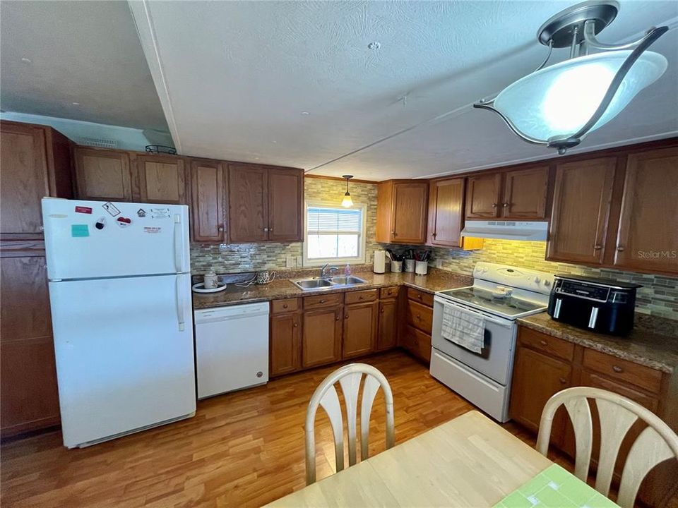 For Sale: $99,900 (2 beds, 1 baths, 872 Square Feet)