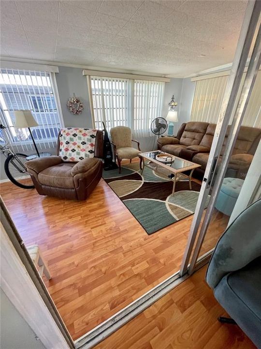 For Sale: $99,900 (2 beds, 1 baths, 872 Square Feet)