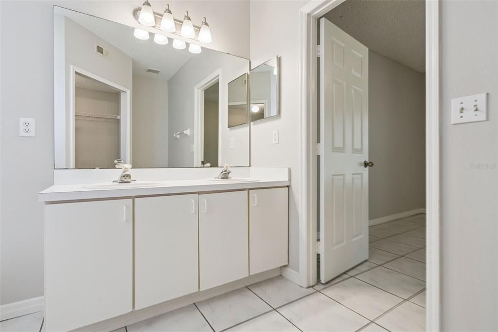 For Sale: $429,999 (4 beds, 2 baths, 1938 Square Feet)