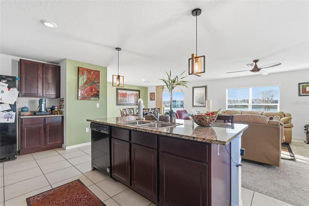 На продажу: $350,000 (4 спален, 2 ванн, 2260 Квадратных фут)