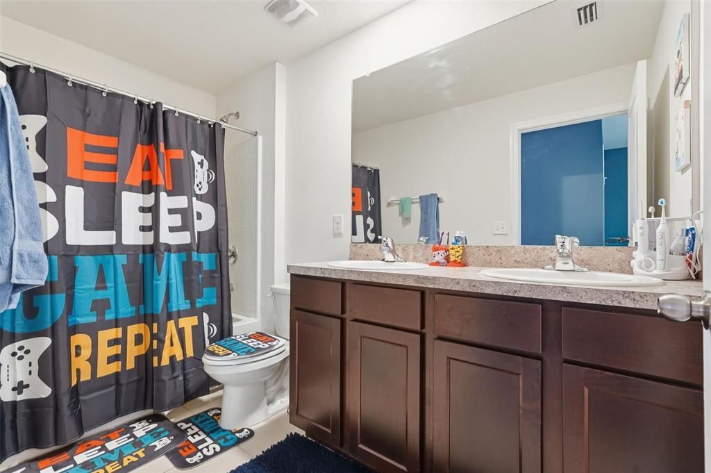 На продажу: $350,000 (4 спален, 2 ванн, 2260 Квадратных фут)