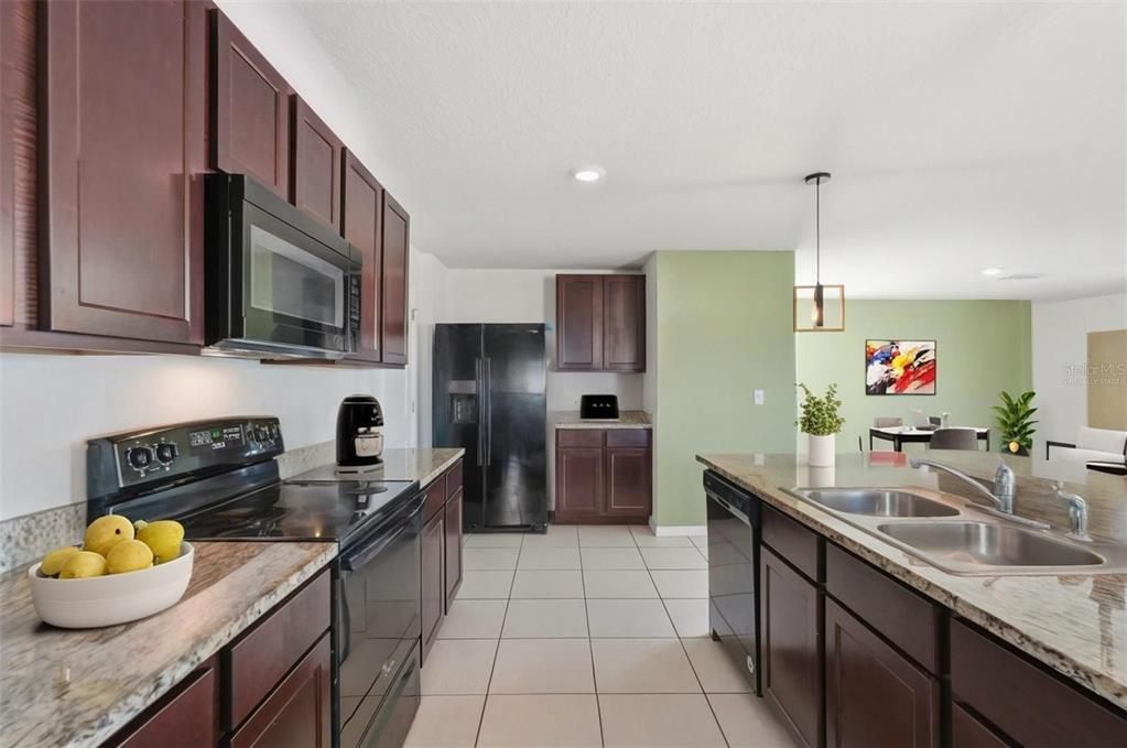 На продажу: $350,000 (4 спален, 2 ванн, 2260 Квадратных фут)