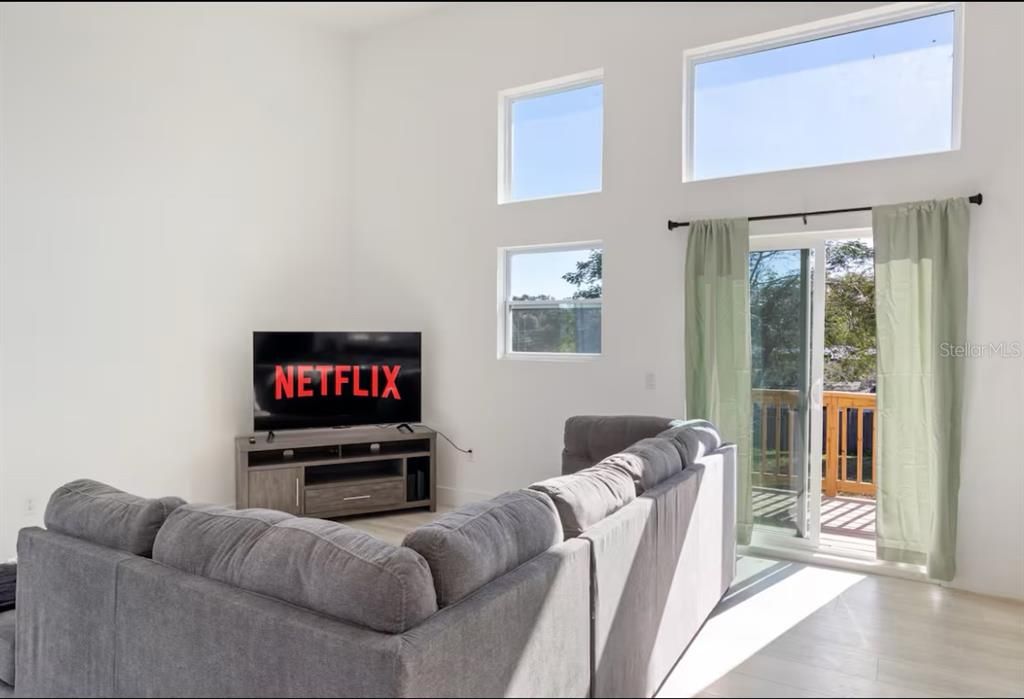 待售: $380,000 (2 贝兹, 2 浴室, 1347 平方英尺)