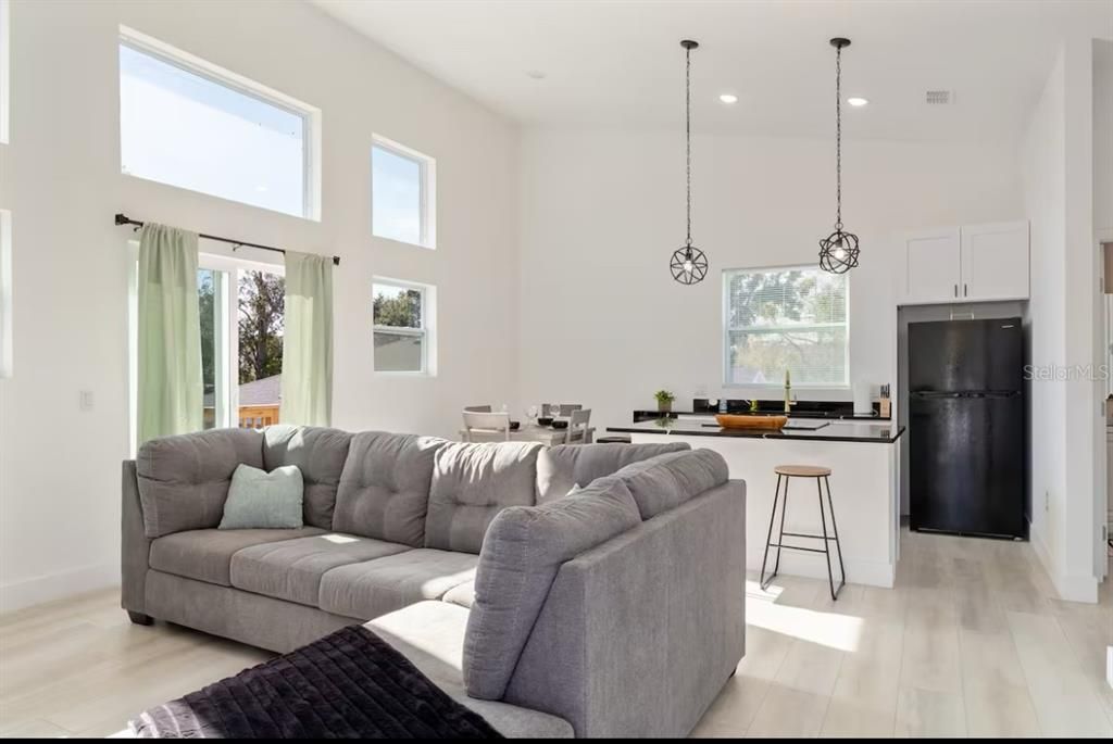 待售: $380,000 (2 贝兹, 2 浴室, 1347 平方英尺)