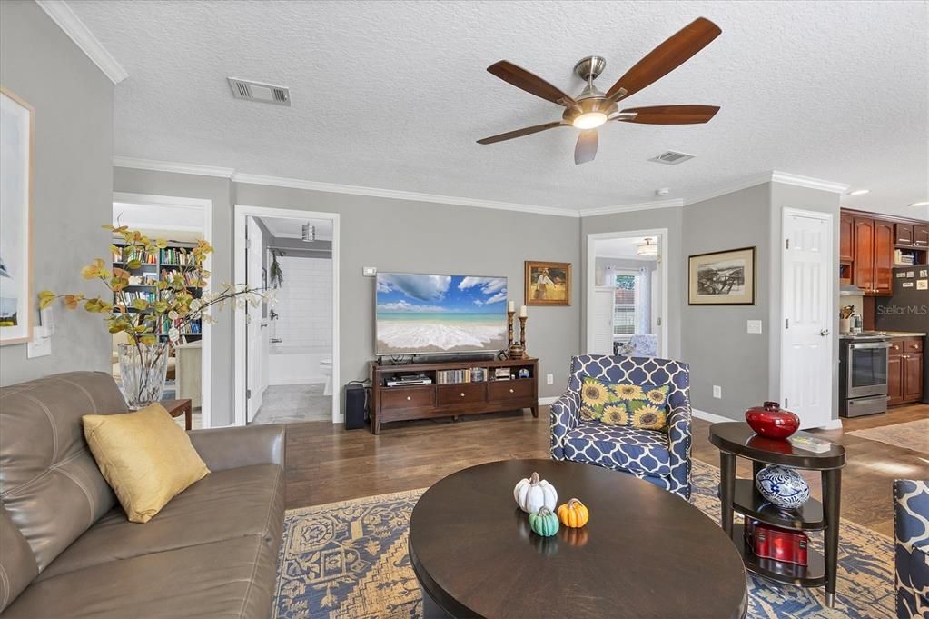 For Sale: $330,000 (3 beds, 2 baths, 1132 Square Feet)