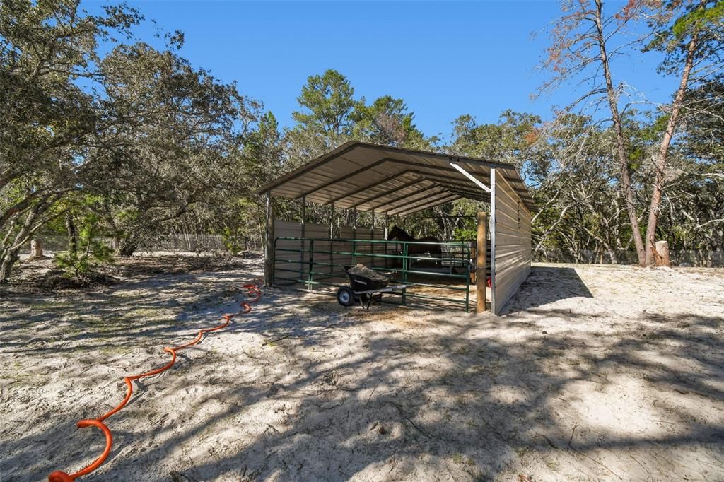 待售: $899,999 (14.27 acres)