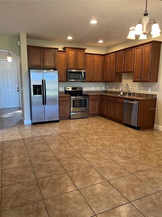 For Rent: $2,500 (4 beds, 3 baths, 2535 Square Feet)