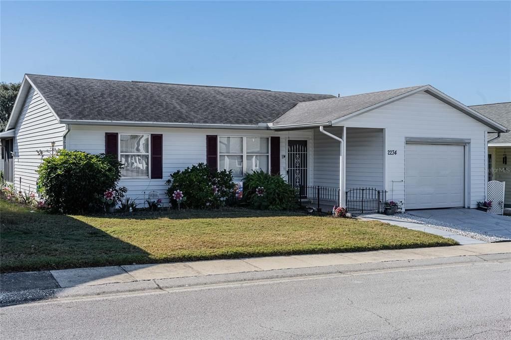 合同活跃: $199,900 (2 贝兹, 2 浴室, 1166 平方英尺)