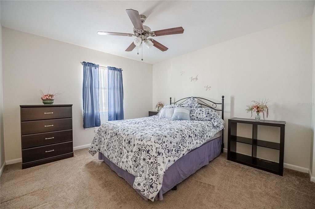 合同活跃: $199,900 (2 贝兹, 2 浴室, 1166 平方英尺)