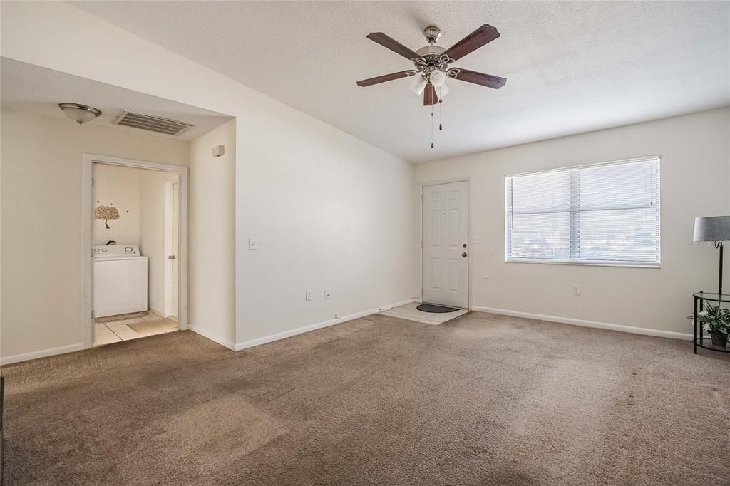 合同活跃: $199,900 (2 贝兹, 2 浴室, 1166 平方英尺)