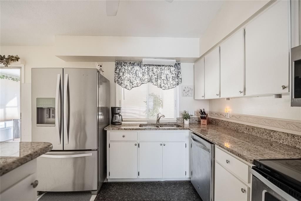 合同活跃: $199,900 (2 贝兹, 2 浴室, 1166 平方英尺)