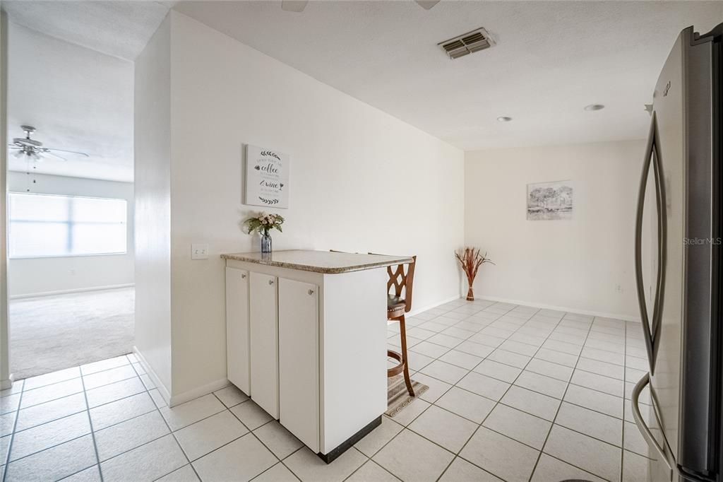 合同活跃: $199,900 (2 贝兹, 2 浴室, 1166 平方英尺)