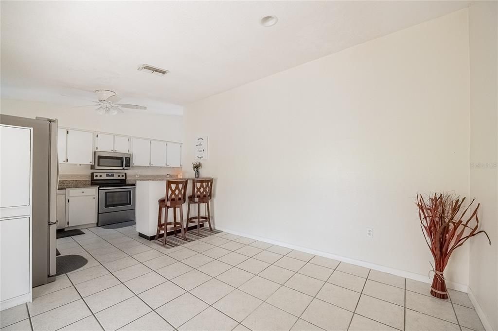 合同活跃: $199,900 (2 贝兹, 2 浴室, 1166 平方英尺)