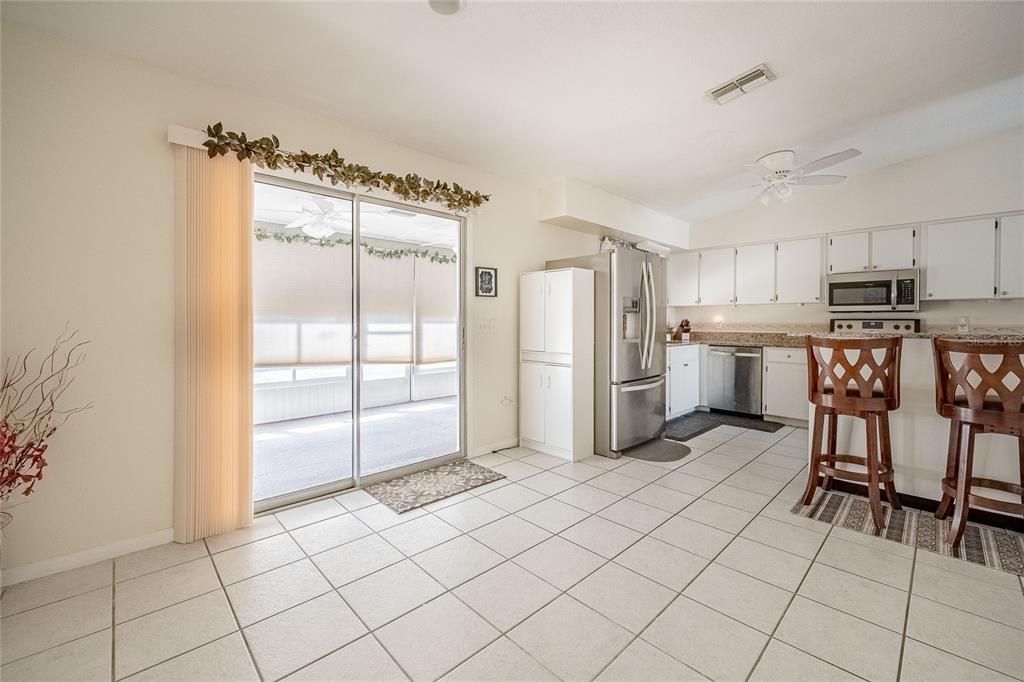 合同活跃: $199,900 (2 贝兹, 2 浴室, 1166 平方英尺)