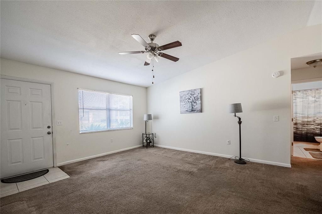 合同活跃: $199,900 (2 贝兹, 2 浴室, 1166 平方英尺)