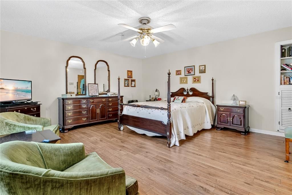 Activo con contrato: $625,000 (4 camas, 2 baños, 2833 Pies cuadrados)