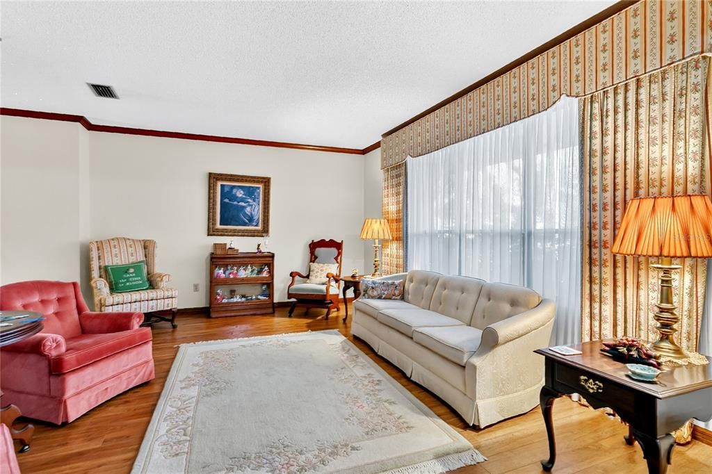 Activo con contrato: $625,000 (4 camas, 2 baños, 2833 Pies cuadrados)