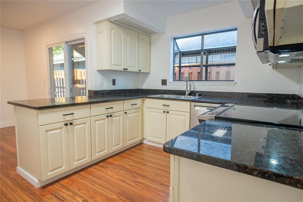 待售: $464,990 (3 贝兹, 2 浴室, 1653 平方英尺)