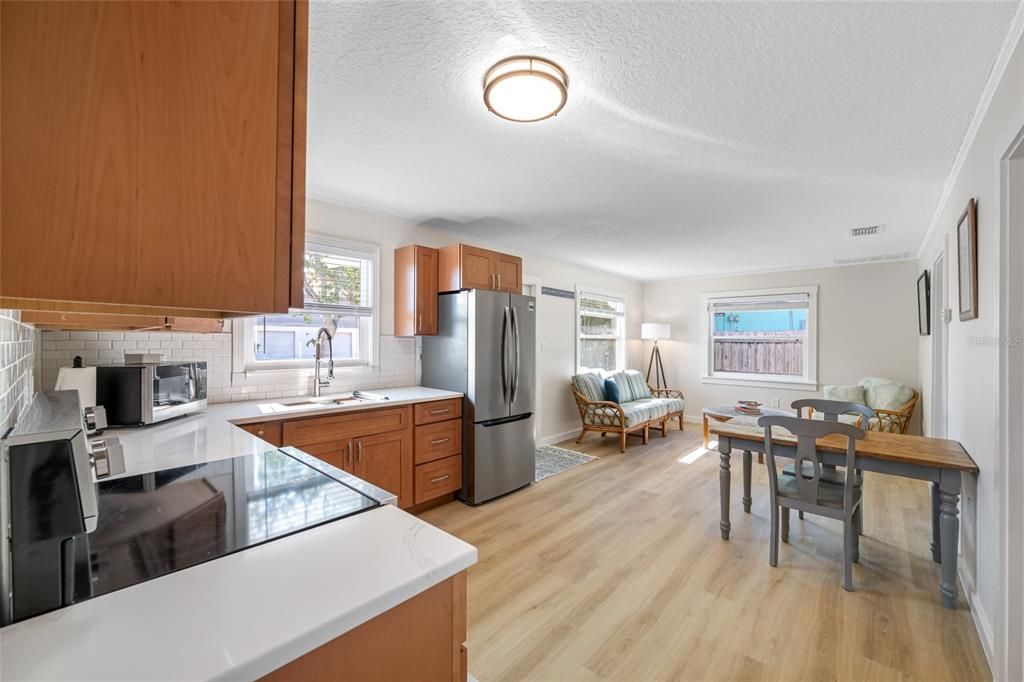 На продажу: $375,000 (2 спален, 1 ванн, 788 Квадратных фут)