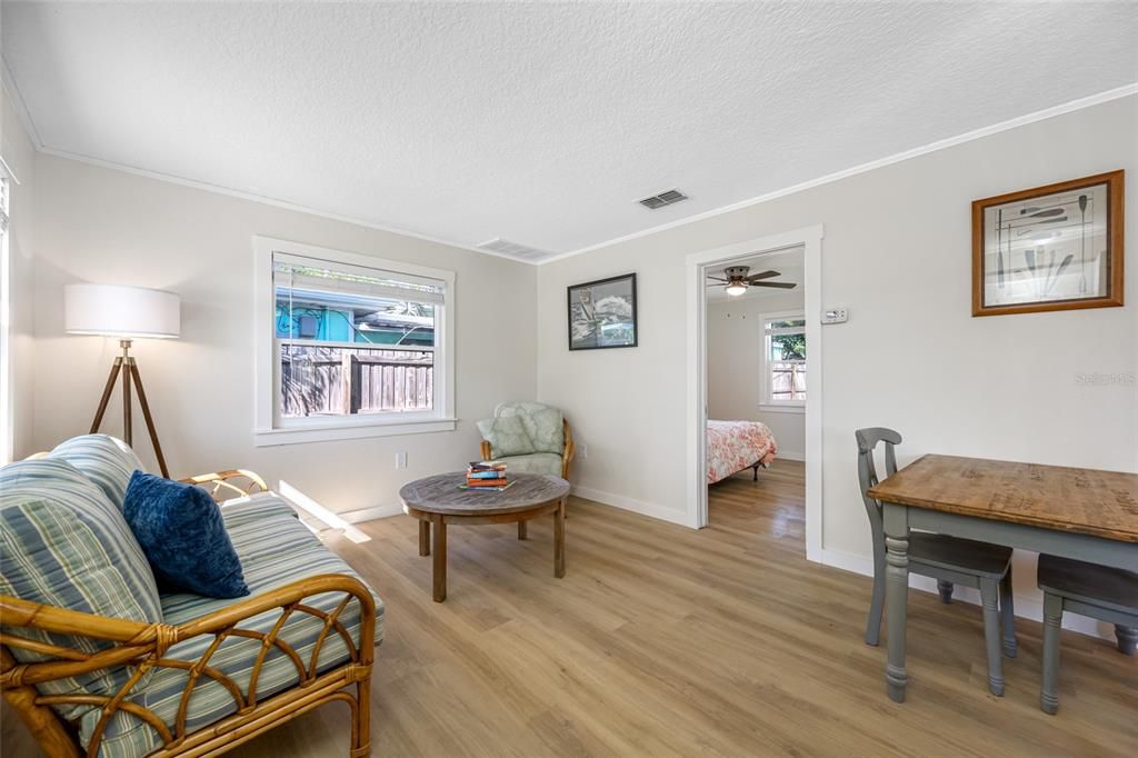 На продажу: $375,000 (2 спален, 1 ванн, 788 Квадратных фут)