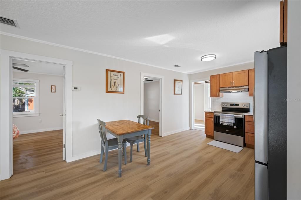 На продажу: $375,000 (2 спален, 1 ванн, 788 Квадратных фут)