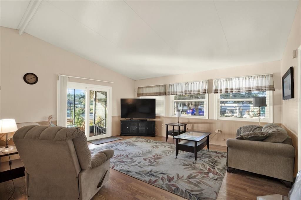 For Sale: $145,000 (2 beds, 2 baths, 896 Square Feet)