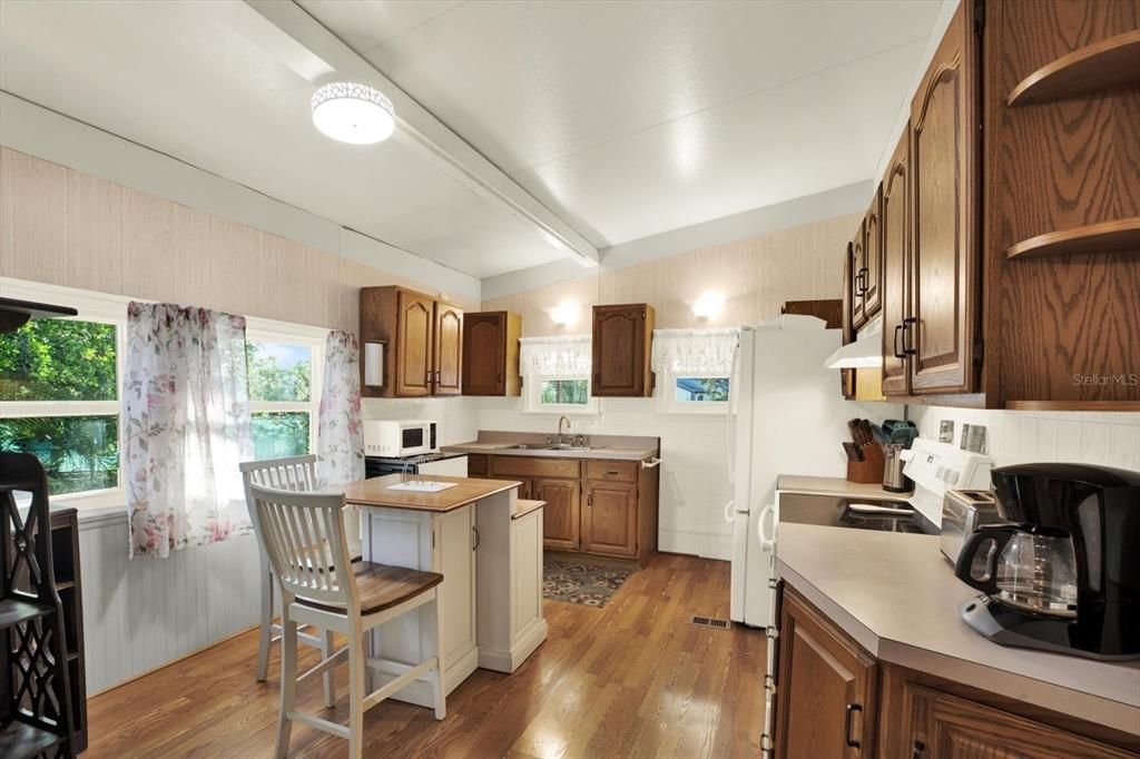 For Sale: $145,000 (2 beds, 2 baths, 896 Square Feet)