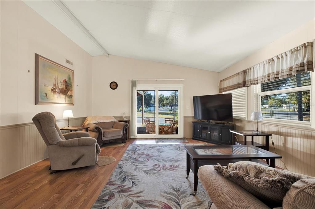 For Sale: $145,000 (2 beds, 2 baths, 896 Square Feet)