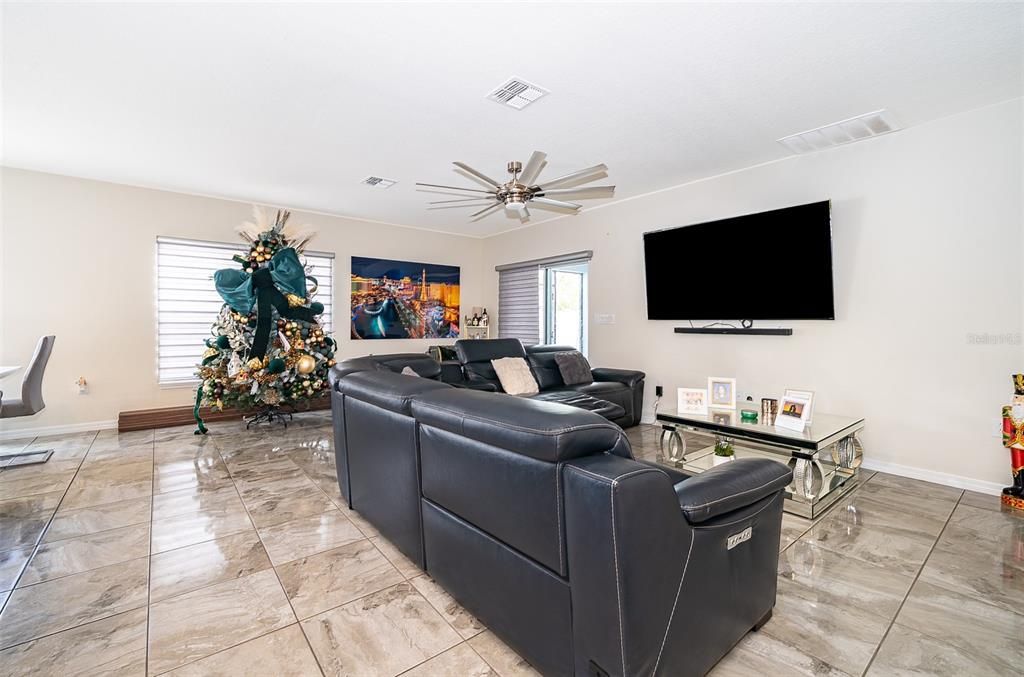 В аренду: $2,500 (5 спален, 2 ванн, 2808 Квадратных фут)