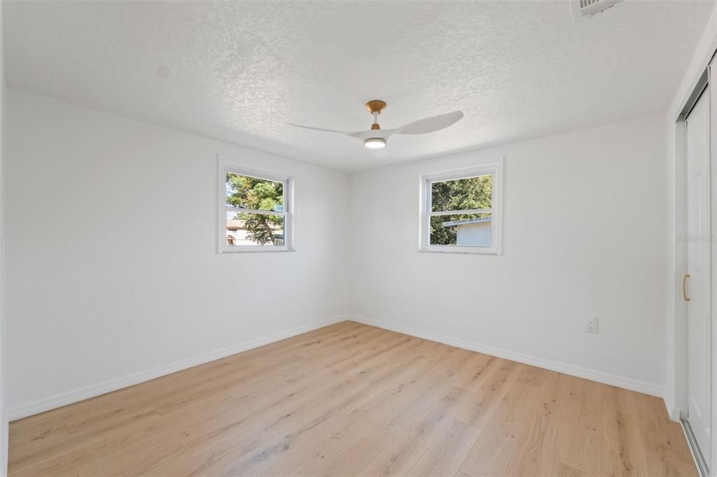 合同活跃: $249,900 (3 贝兹, 2 浴室, 1285 平方英尺)