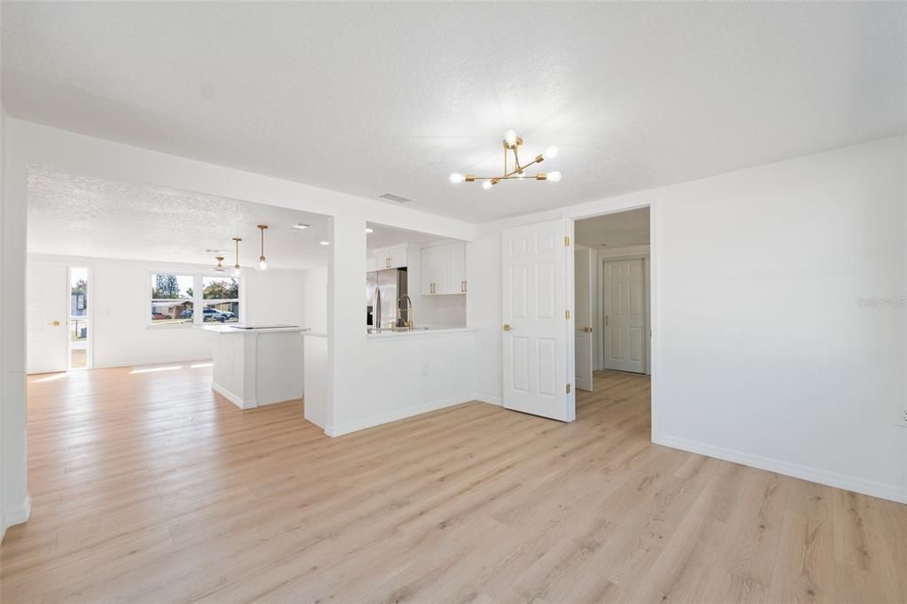 合同活跃: $249,900 (3 贝兹, 2 浴室, 1285 平方英尺)