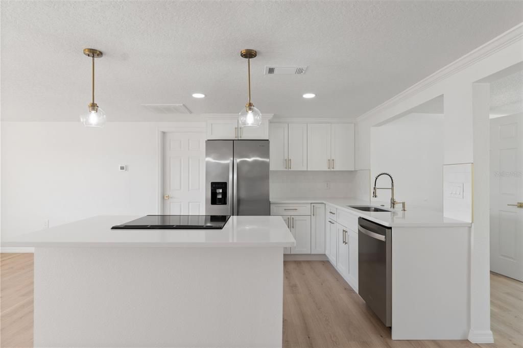 合同活跃: $249,900 (3 贝兹, 2 浴室, 1285 平方英尺)