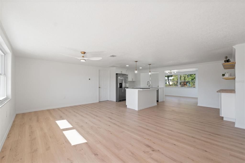 合同活跃: $249,900 (3 贝兹, 2 浴室, 1285 平方英尺)