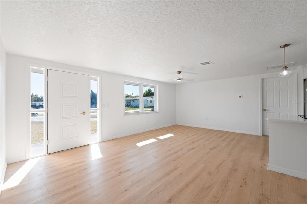 合同活跃: $249,900 (3 贝兹, 2 浴室, 1285 平方英尺)