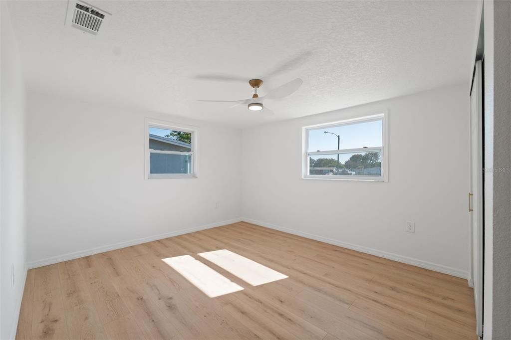 合同活跃: $249,900 (3 贝兹, 2 浴室, 1285 平方英尺)