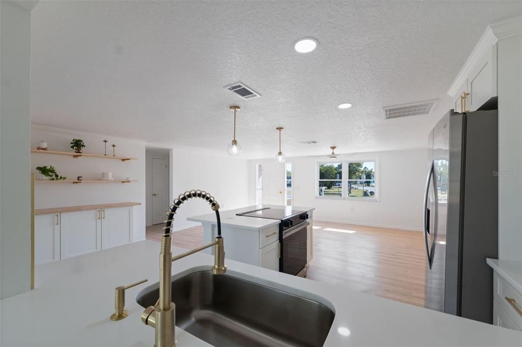 合同活跃: $249,900 (3 贝兹, 2 浴室, 1285 平方英尺)