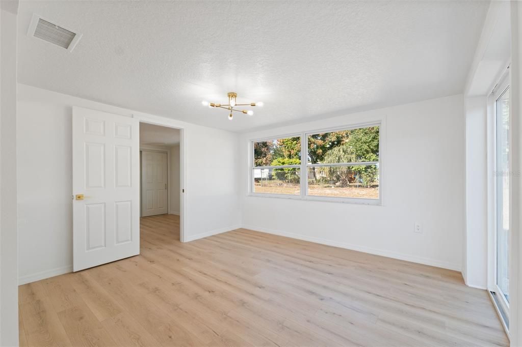 合同活跃: $249,900 (3 贝兹, 2 浴室, 1285 平方英尺)