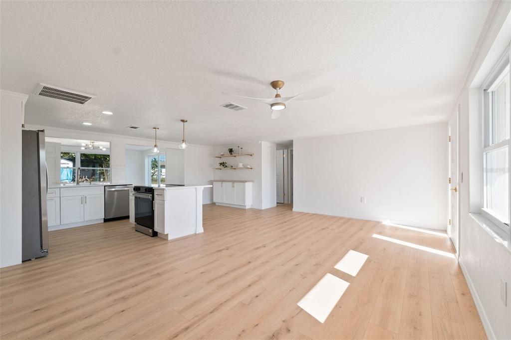 合同活跃: $249,900 (3 贝兹, 2 浴室, 1285 平方英尺)