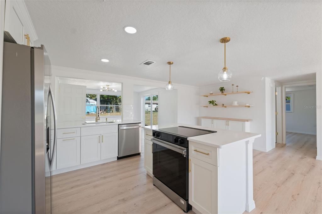 合同活跃: $249,900 (3 贝兹, 2 浴室, 1285 平方英尺)