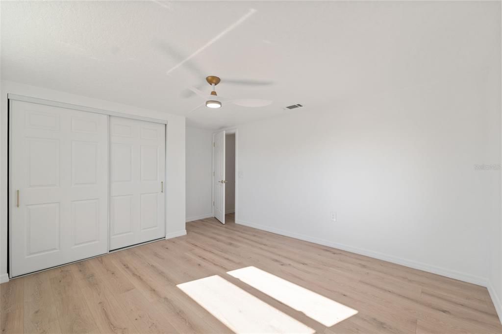 合同活跃: $249,900 (3 贝兹, 2 浴室, 1285 平方英尺)