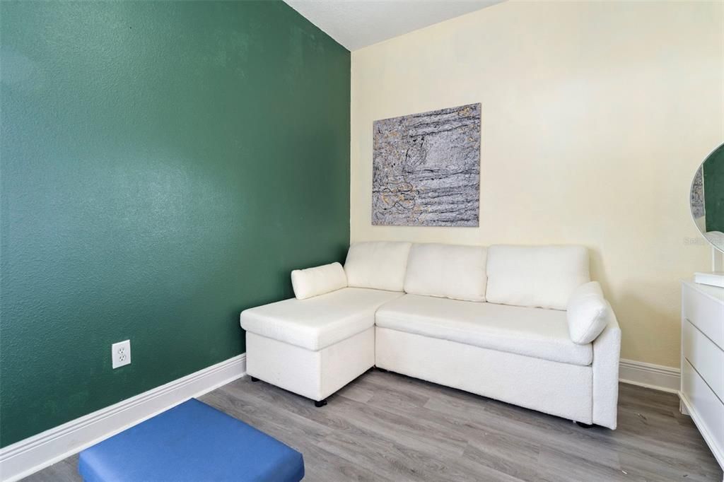 合同活跃: $379,900 (3 贝兹, 2 浴室, 1259 平方英尺)