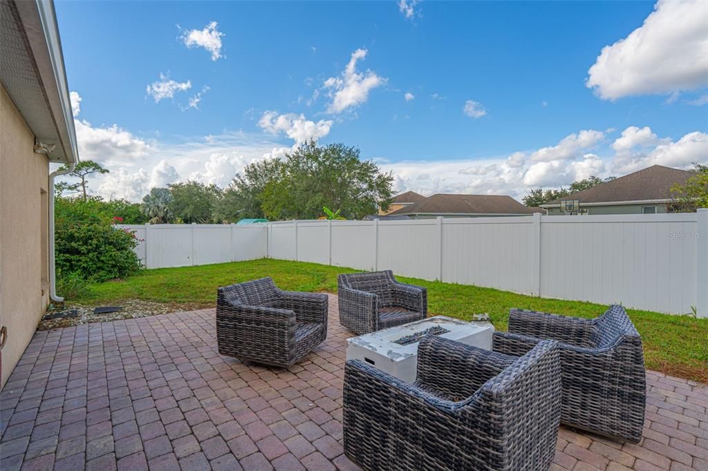 合同活跃: $379,900 (3 贝兹, 2 浴室, 1259 平方英尺)