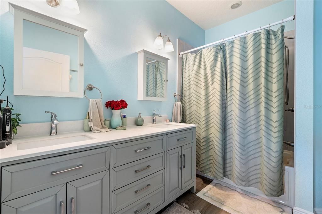 合同活跃: $379,900 (3 贝兹, 2 浴室, 1259 平方英尺)