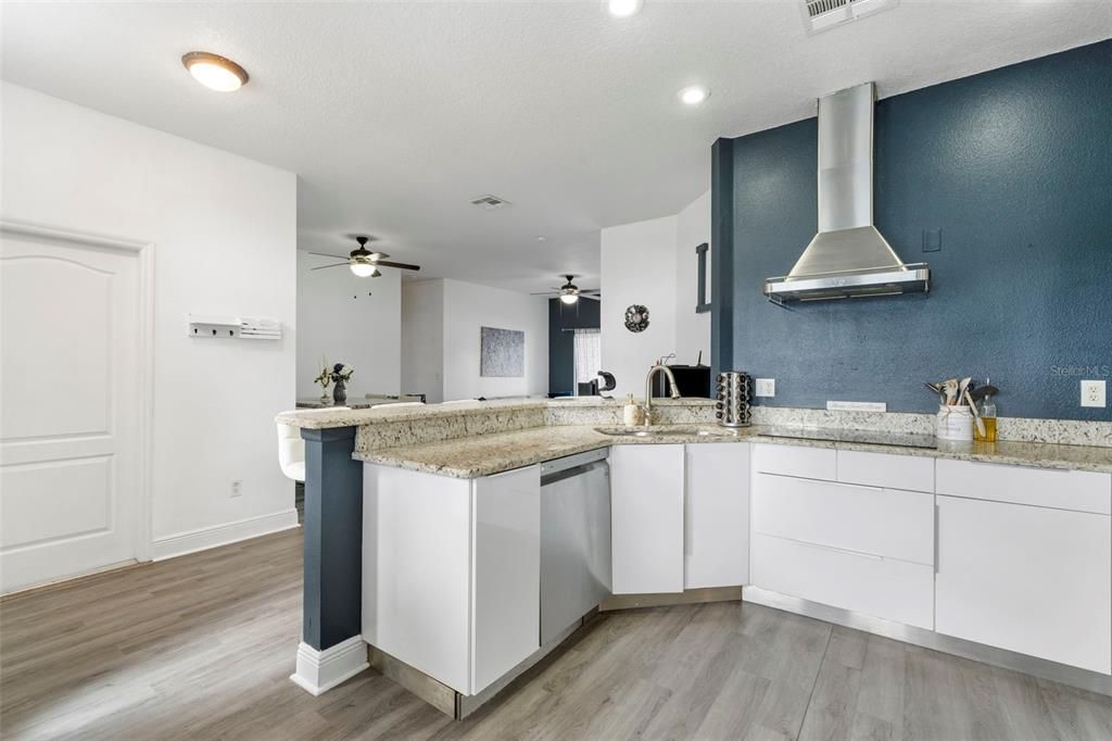 合同活跃: $379,900 (3 贝兹, 2 浴室, 1259 平方英尺)