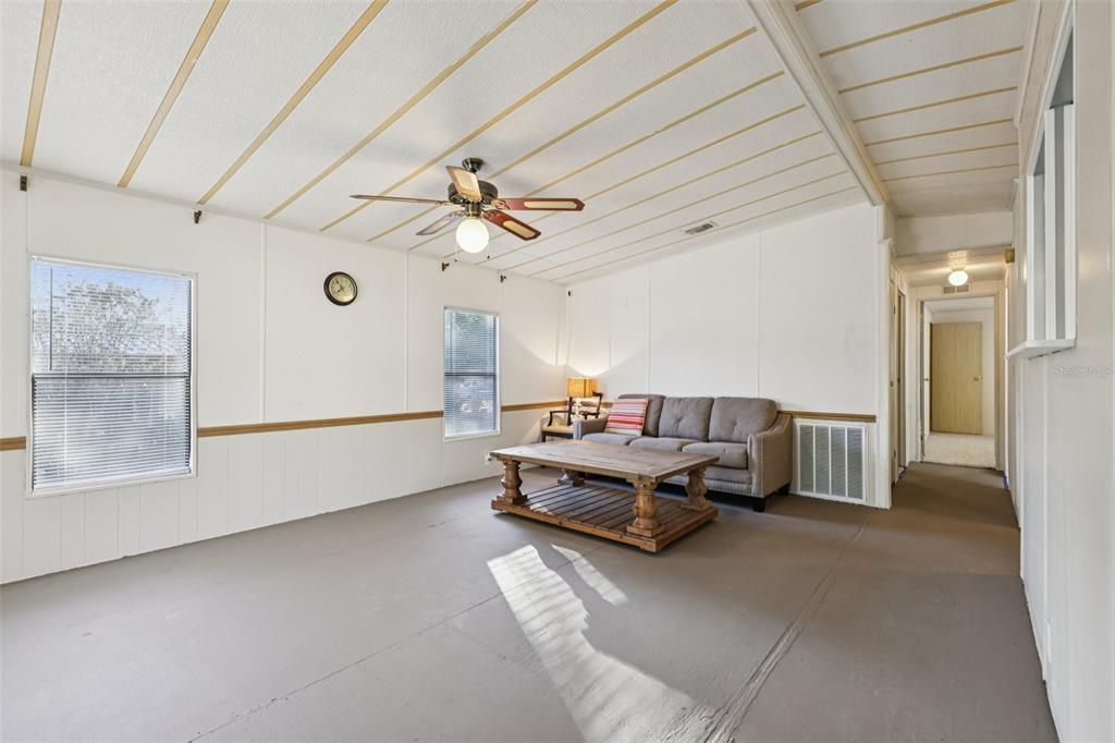 For Sale: $121,000 (2 beds, 2 baths, 1243 Square Feet)