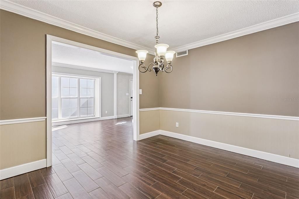 For Sale: $325,000 (3 beds, 2 baths, 1557 Square Feet)