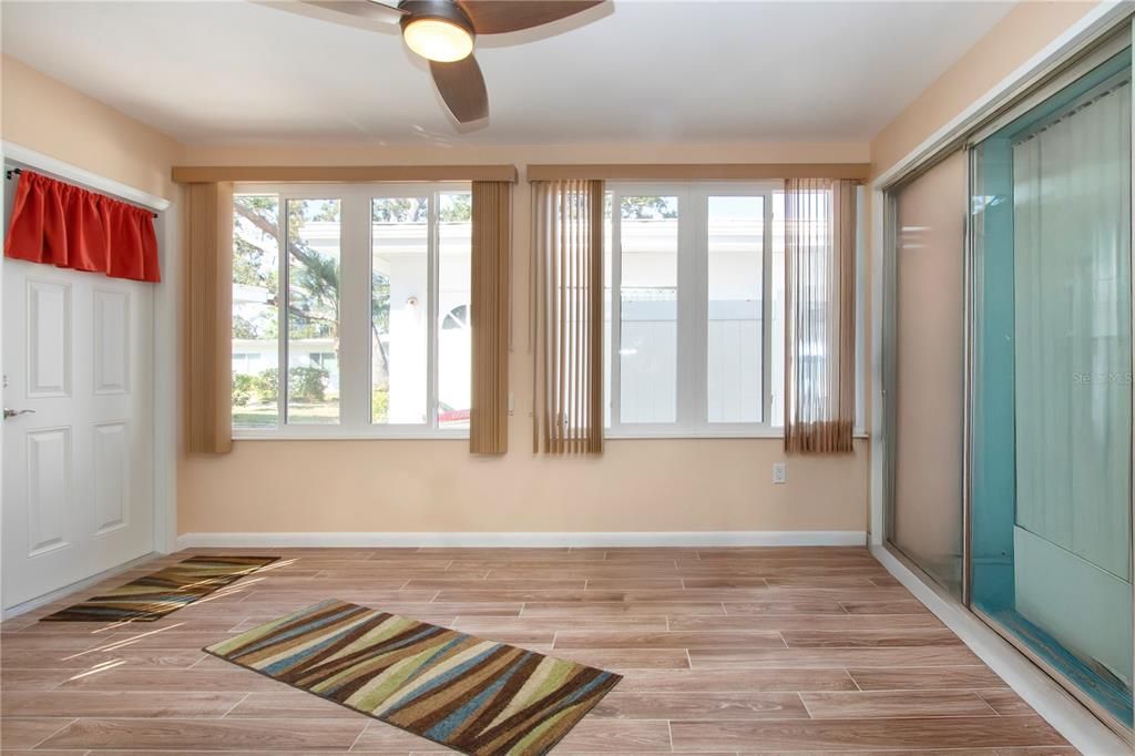 En Venta: $219,000 (2 camas, 2 baños, 1055 Pies cuadrados)