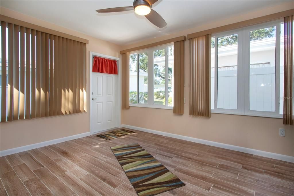 En Venta: $219,000 (2 camas, 2 baños, 1055 Pies cuadrados)